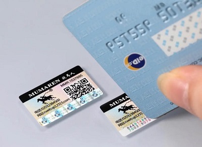 二维码技术在便捷性、功能扩展及防伪强度上更具优势